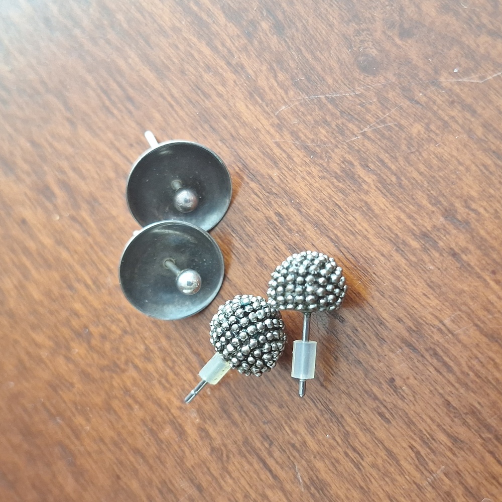 Set Of 2 Stud Earrings, 1xsilver